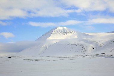 Spitsbergen karla kaplı dağa. Svalbard, Norveç