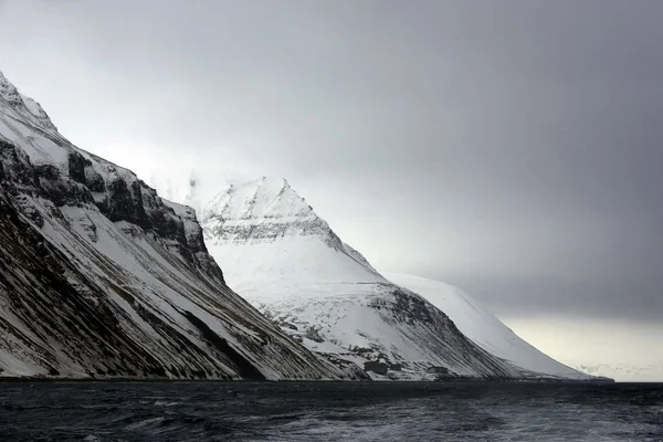 Góry Poza Longearbyen Oglądane Wody Svalbard Norwegia — Zdjęcie stockowe