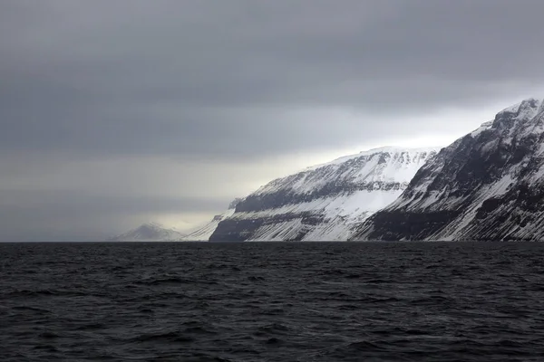 Βουνά Εκτός Longearbyen Είδαν Από Νερό Αρχιπέλαγος Σβάλμπαρντ Νορβηγία — Φωτογραφία Αρχείου