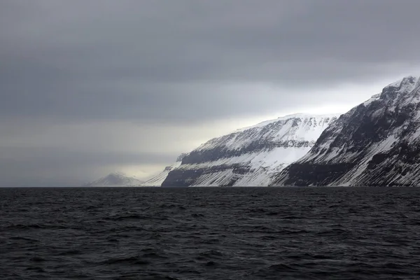 Montanhas Fora Longearbyen Vista Água Svalbard Noruega — Fotografia de Stock