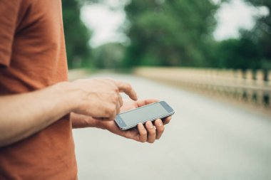 Hipster kullanma smartphone, portre, gadget, mockup kopya alanı metin iletisi tasarımı için holding erkek eller