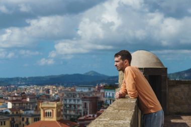 Genç Gezgin Ortaçağ Kalesi Castel Sant'Elmo, İtalya Teras Napoli'den bakarak