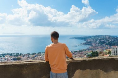 Genç Gezgin Ortaçağ Kalesi Castel Sant'Elmo, İtalya Teras Napoli'den bakarak