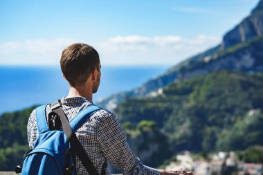 Sahil ve dağların Amalfitana Coast sakallı bir genç adam Gezgin görünüyor