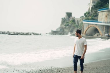 Genç adam Gezgin kumsalda, Amalfi coast, Campania, İtalya yürüyor