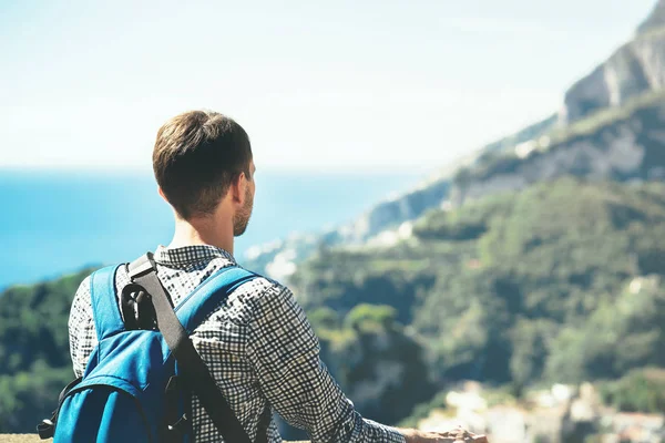 Sakallı genç adam Gezgin sahilde görünüyor ve dağlar, Amalfitana kenarı, resim tonlu