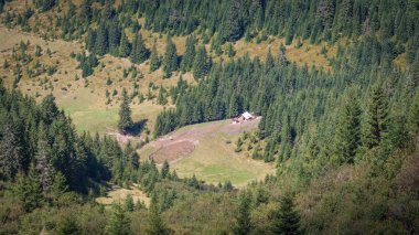 Güzel tepeler ve dağlar güneş ışığı ile dolu
