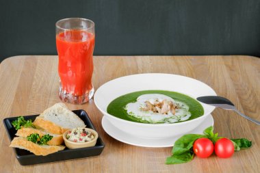 çorba suyu ile derin bir tabak içinde