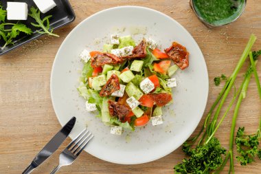 salata sebze ve sos ile servis