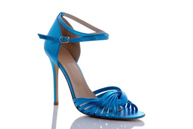 beyaz zemin üzerine mavi sandalet