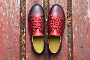 Bordeaux ayakkabıları yerde.