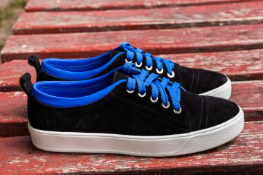 Mavi aslı süet ayakkabılar.