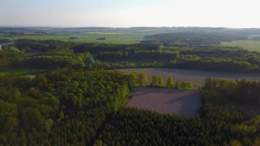 Güzel çayırlar ve uçağı tarafından vurulmuş yapılan woods