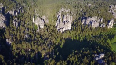 Güzel kumtaşı kayalıklarla Çek Cumhuriyeti