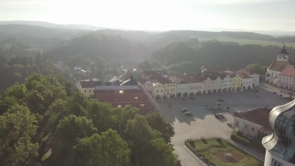 Luchtfoto van prachtig stad Nov Msto Nad Metuj — Stockvideo