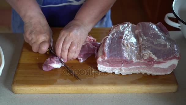 Découpe de viande de porc à la maison dans la cuisine — Video