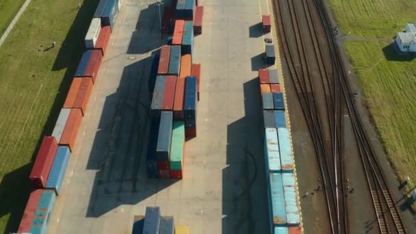Luchtopname Van Magazijncontainers Met Rails — Stockvideo