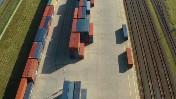 Luchtopname Van Magazijncontainers Met Rails — Stockvideo