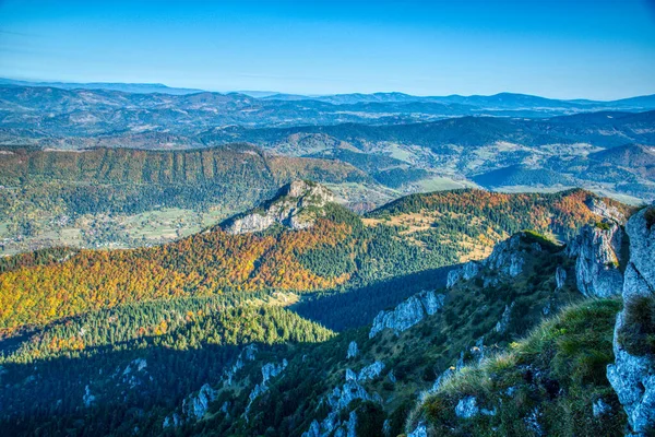 Bergen en heuvels met bomen gekleurd in de herfst kleuren, Slowakije Mala Fatra — Stockfoto