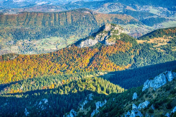 Montanhas e colinas com árvores coloridas nas cores do outono, Eslováquia Mala Fatra — Fotografia de Stock