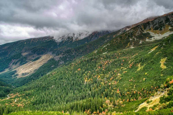 Des montagnes Tatra magnifiquement nuageuses aux couleurs automnales — Photo