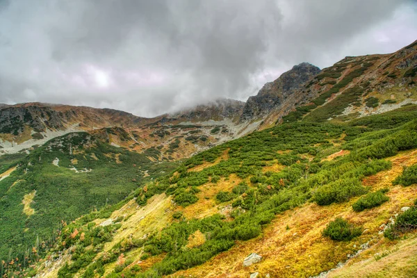 Schön bewölkte Tatra Berge in herbstlichen Farben — Stockfoto