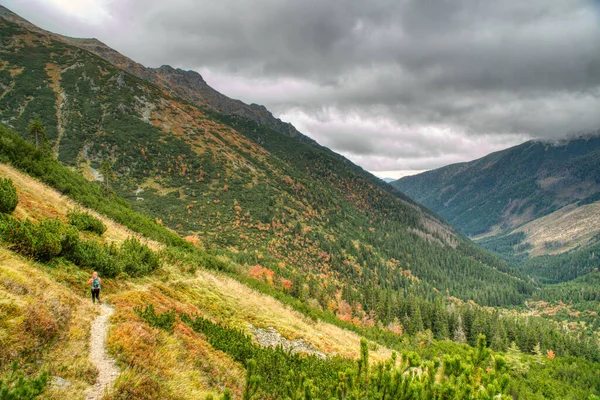 Des montagnes Tatra magnifiquement nuageuses aux couleurs automnales — Photo