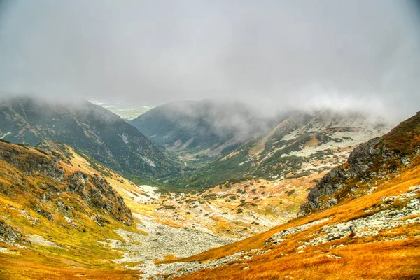 Pięknie zachmurzone Tatry w jesiennych kolorach — Zdjęcie stockowe