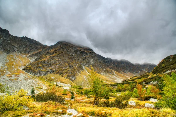 Belamente nublado Montanhas Tatra em cores de outono — Fotografia de Stock