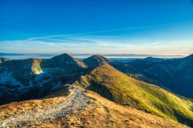 Slovakya 'nın batısındaki Tatras' ta Hruby Vrch 'a yürüyüş yolu