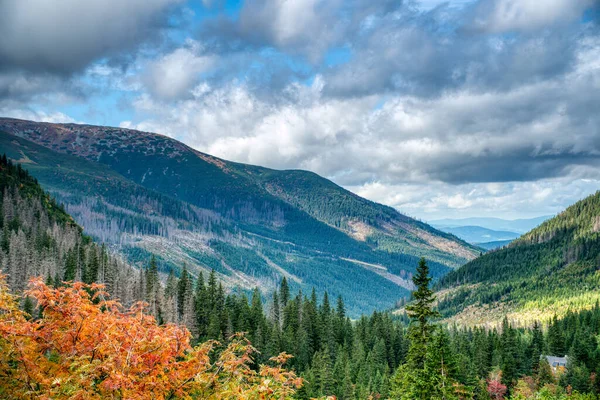 Des montagnes Tatra magnifiquement nuageuses aux couleurs automnales — Photo