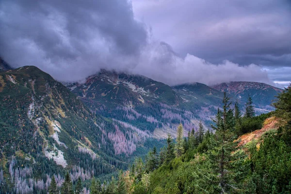 Nuages de neige sur les montagnes, Slovaquie Tatry montagnes — Photo