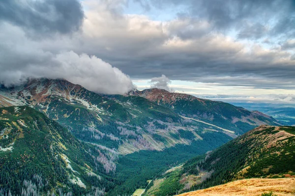 Des montagnes Tatra magnifiquement nuageuses aux couleurs automnales — Photo