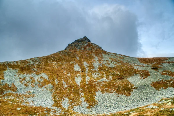 Pięknie zachmurzone Tatry w jesiennych kolorach — Zdjęcie stockowe