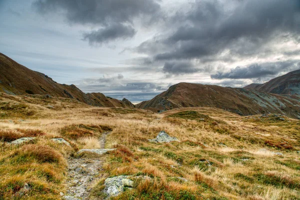 Pięknie zachmurzone Tatry w jesiennych kolorach — Zdjęcie stockowe