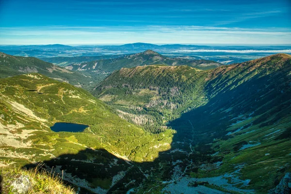 Vista do vale de Roha=ska com lagos nas montanhas de Tatra — Fotografia de Stock