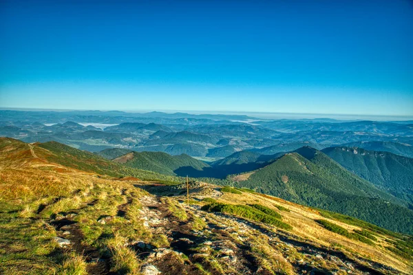 Όμορφη οροσειρά trek στα βουνά καλοκαίρι σε ένα μικρό δρόμο μεταξύ Zilina και Velky Krivan, — Φωτογραφία Αρχείου