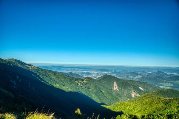 Piękne pasmo górskich wędrówek w górach lato na małej drodze między Żylina i Velky Krivan, — Zdjęcie stockowe