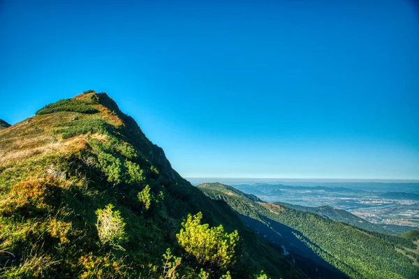 Piękne pasmo górskich wędrówek w górach lato na małej drodze między Żylina i Velky Krivan, — Zdjęcie stockowe