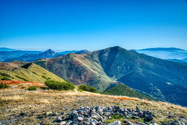 Όμορφη οροσειρά trek στα βουνά καλοκαίρι σε ένα μικρό δρόμο μεταξύ Zilina και Velky Krivan, — Φωτογραφία Αρχείου