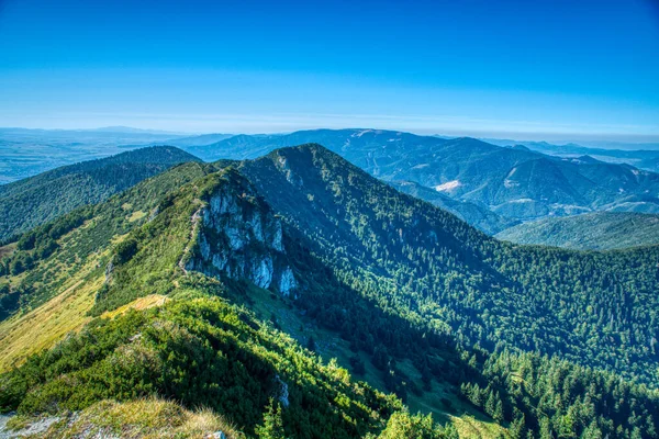 Bela caminhada nas montanhas ao longo do cume de Male Fatra — Fotografia de Stock