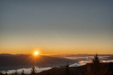 Vadideki sisli dağların üzerinden gün doğumu, Javorovy Vrch, Czech 