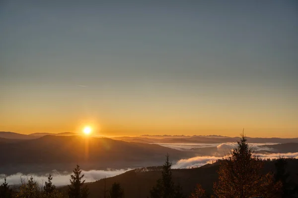 Vadideki sisli dağların üzerinden gün doğumu, Javorovy Vrch, Czech 
