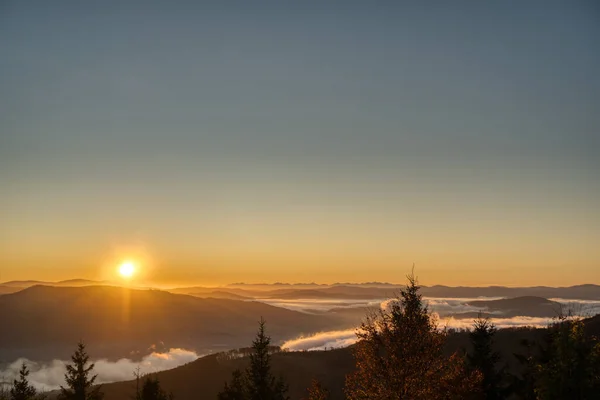 Vadideki sisli dağların üzerinden gün doğumu, Javorovy Vrch, Czech 