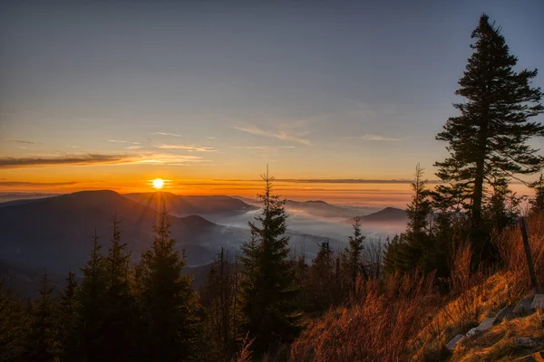 # Dağlarda güzel gün batımı # # Sonbaharda vadide sis # # Czech, beskydy, lysa Dağı #