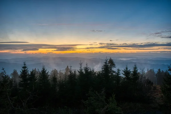 Napkelte a hegyekben, gyönyörű ég, cseh Lysa Hora — Stock Fotó