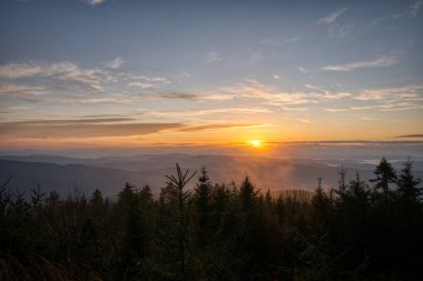 Güzel gökyüzü ile dağlarda gün doğumu, Çek Lysa Hora