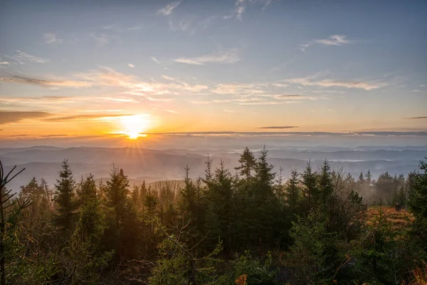 Východ slunce v horách s krásnou oblohou, Česká Lysá Hora — Stock fotografie