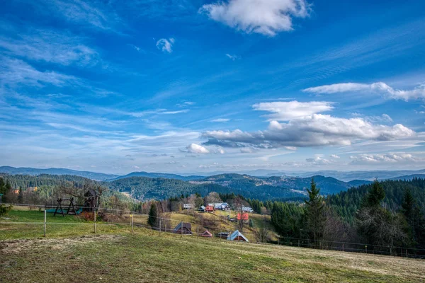 Pueblo con prado y bosque en las montañas de Europa Central — Foto de Stock