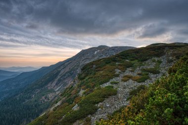 Bulutlu hava, polonyalı slovakya, babia gora dağı olan dağlarla çevrili manzara